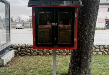 BESPLATNA MALA KNJIŽNICA U PARKU U PERUŠIĆU