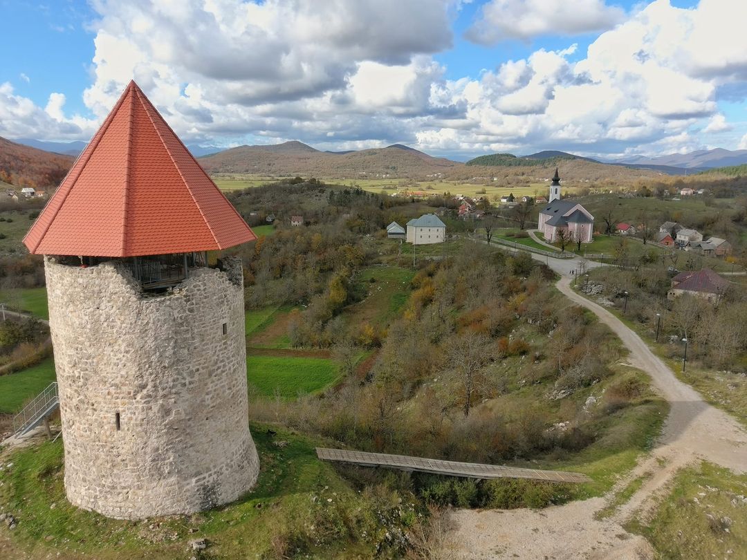 Stari grad Perušić i Crkva | TZ Perušić